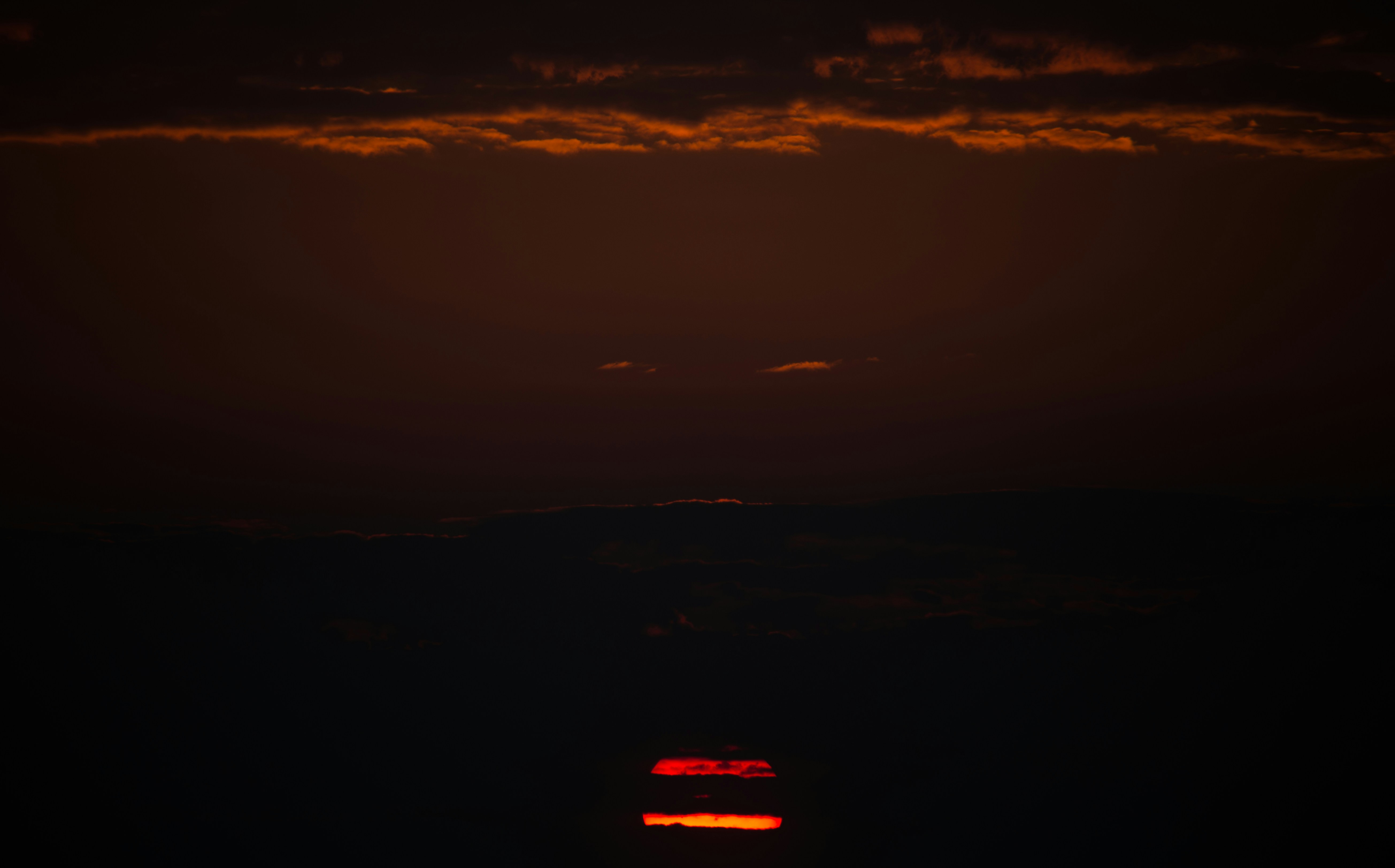 物語の舞台である瀬戸内海の美しい夕焼け