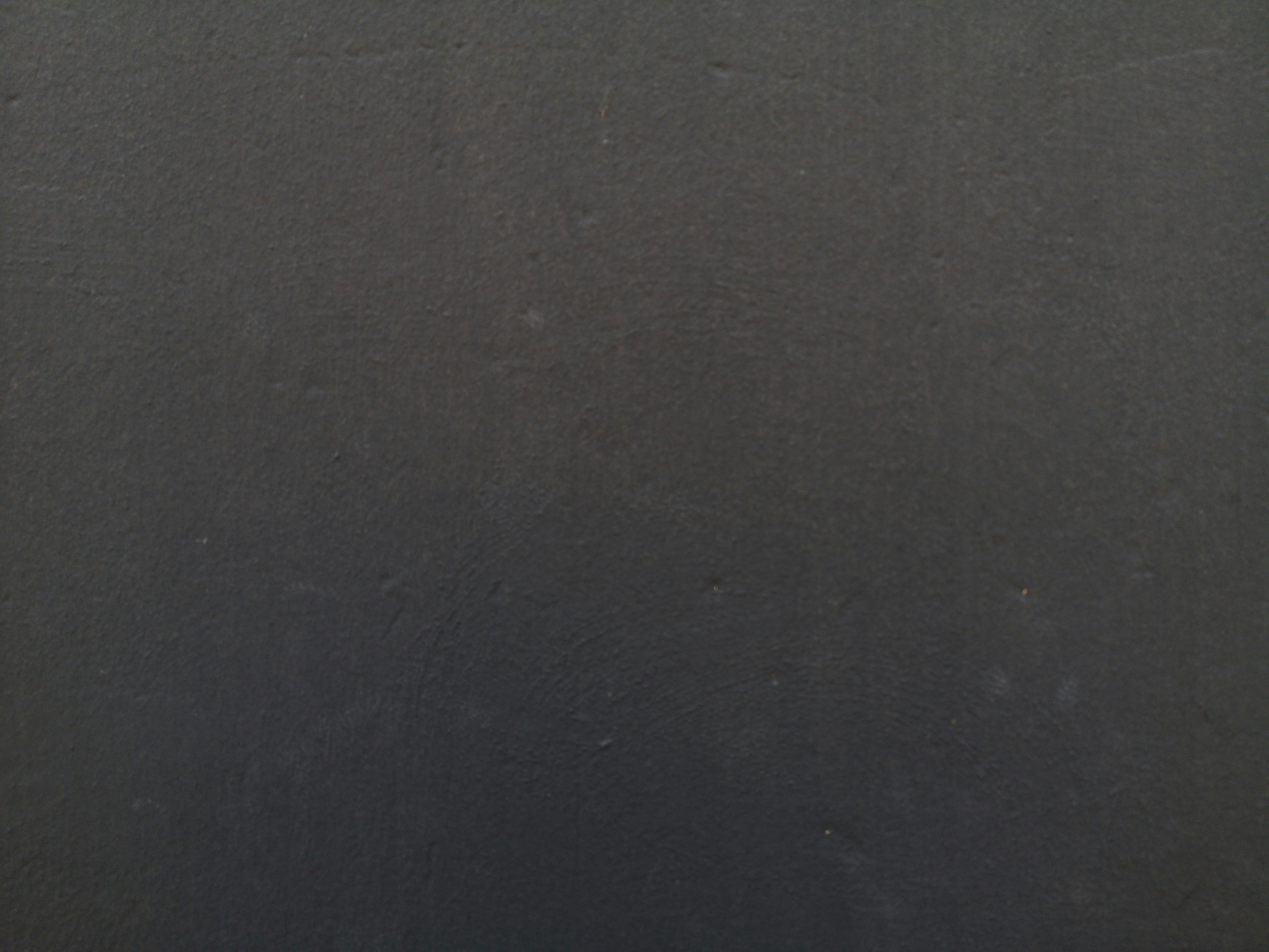 机に向かって読書ノートをまとめている人の手元