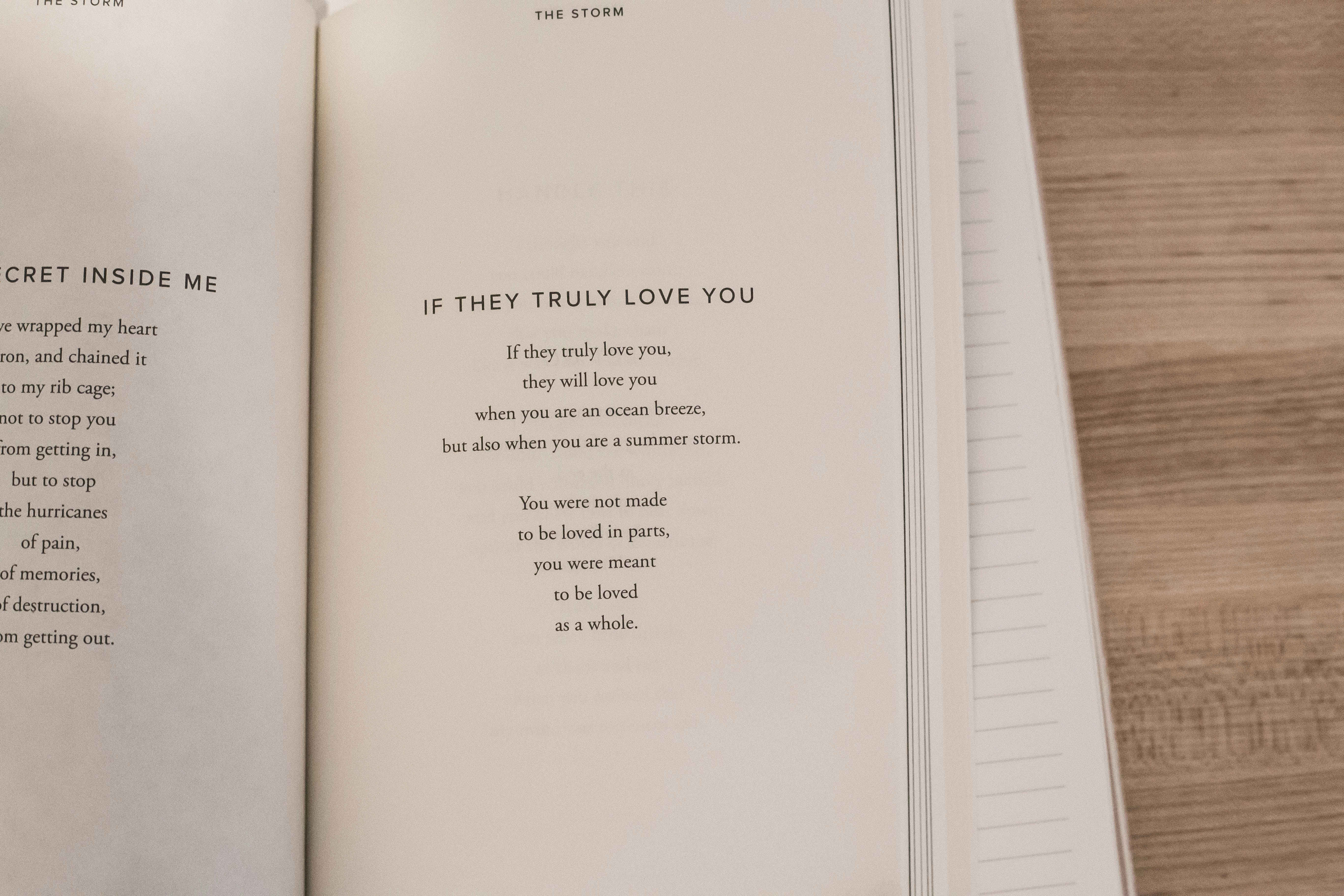 静かなカフェで、温かい飲み物を片手に読書にふける人物