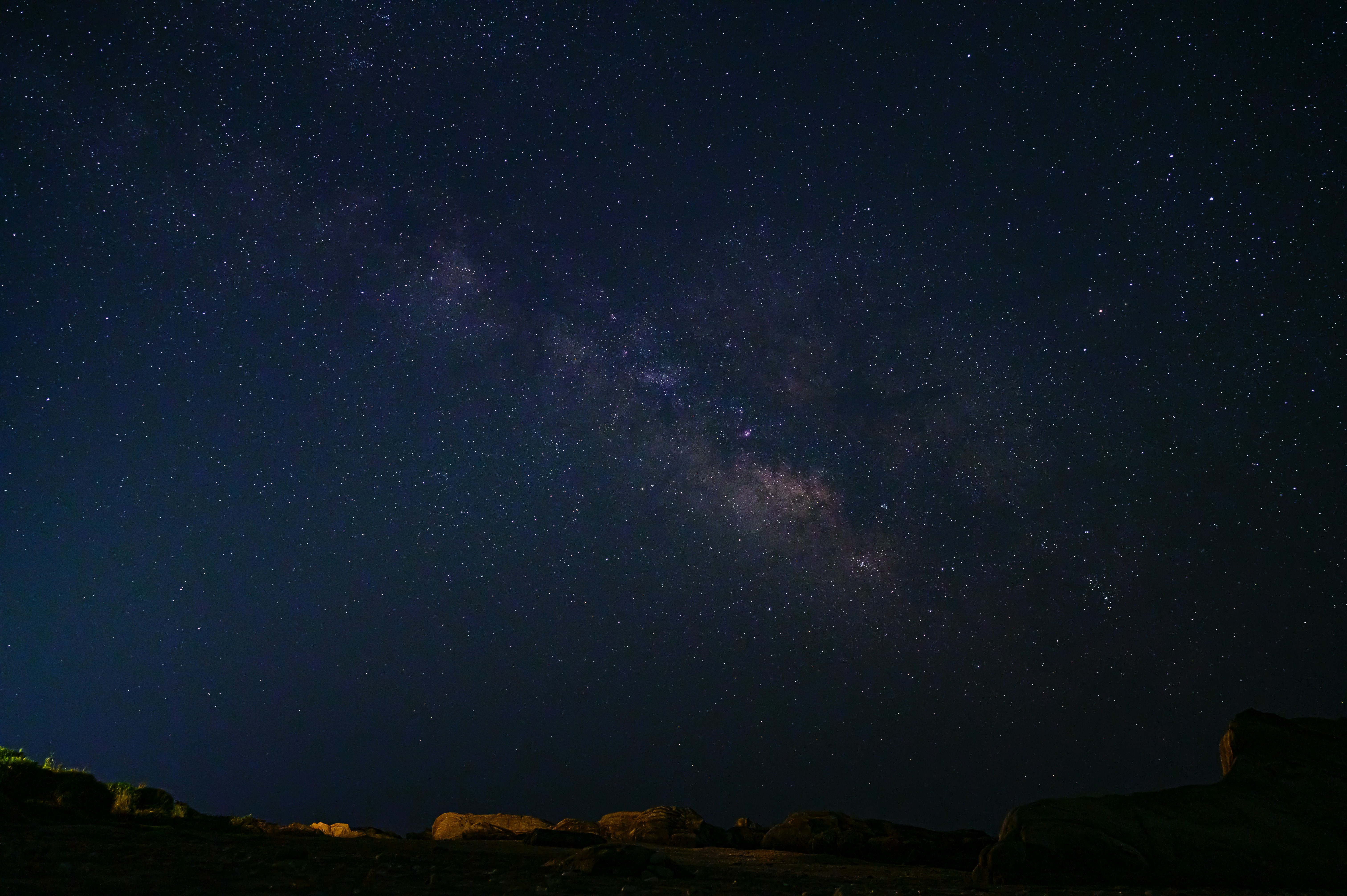 開かれた本の上に広がる星空