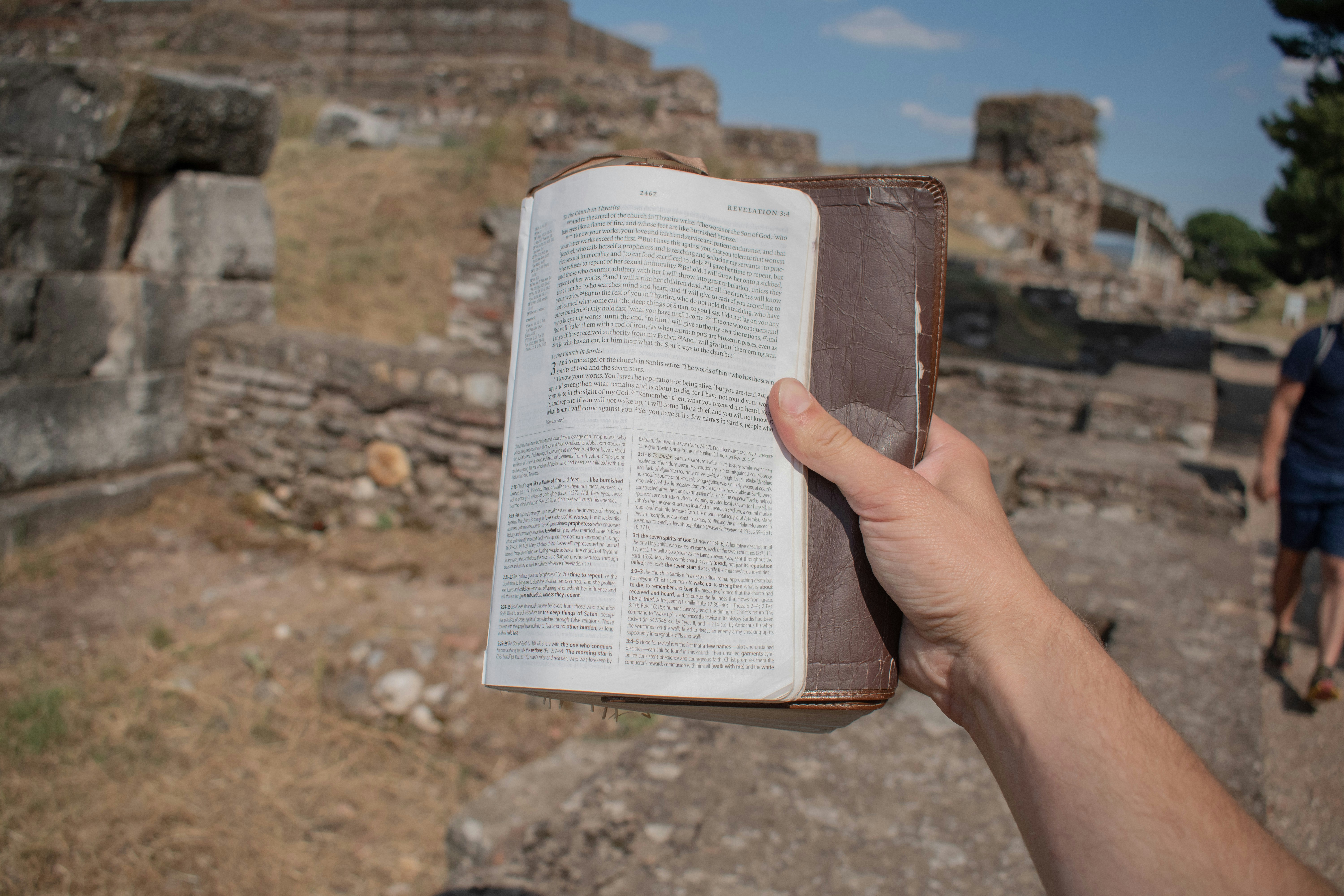 カフェのテーブルに置かれた数冊の本とコーヒーカップ