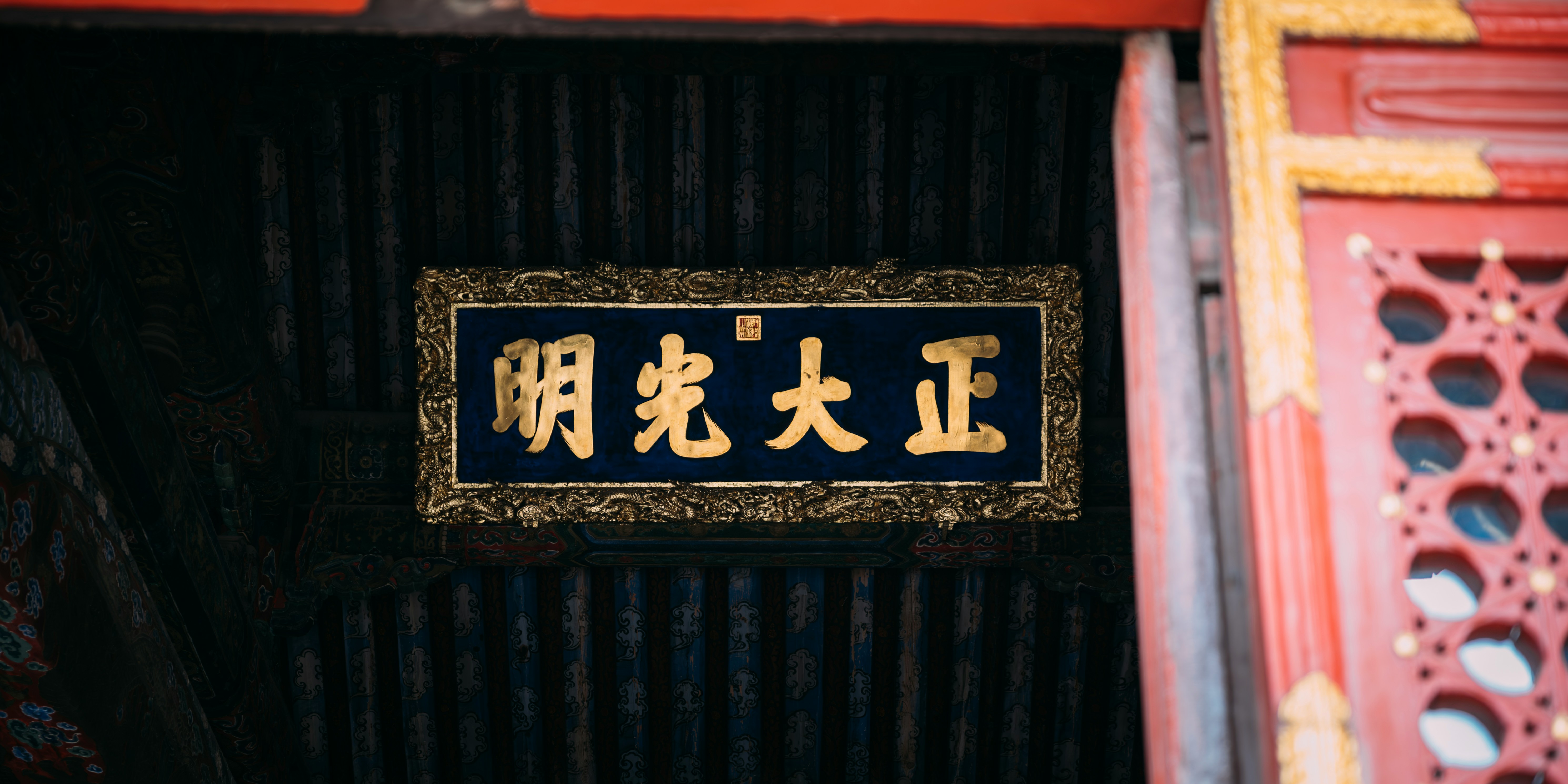 革製のブックカバーをかけた文庫本と、使い込まれた革製の読書ノート、万年筆が机の上に置かれている様子