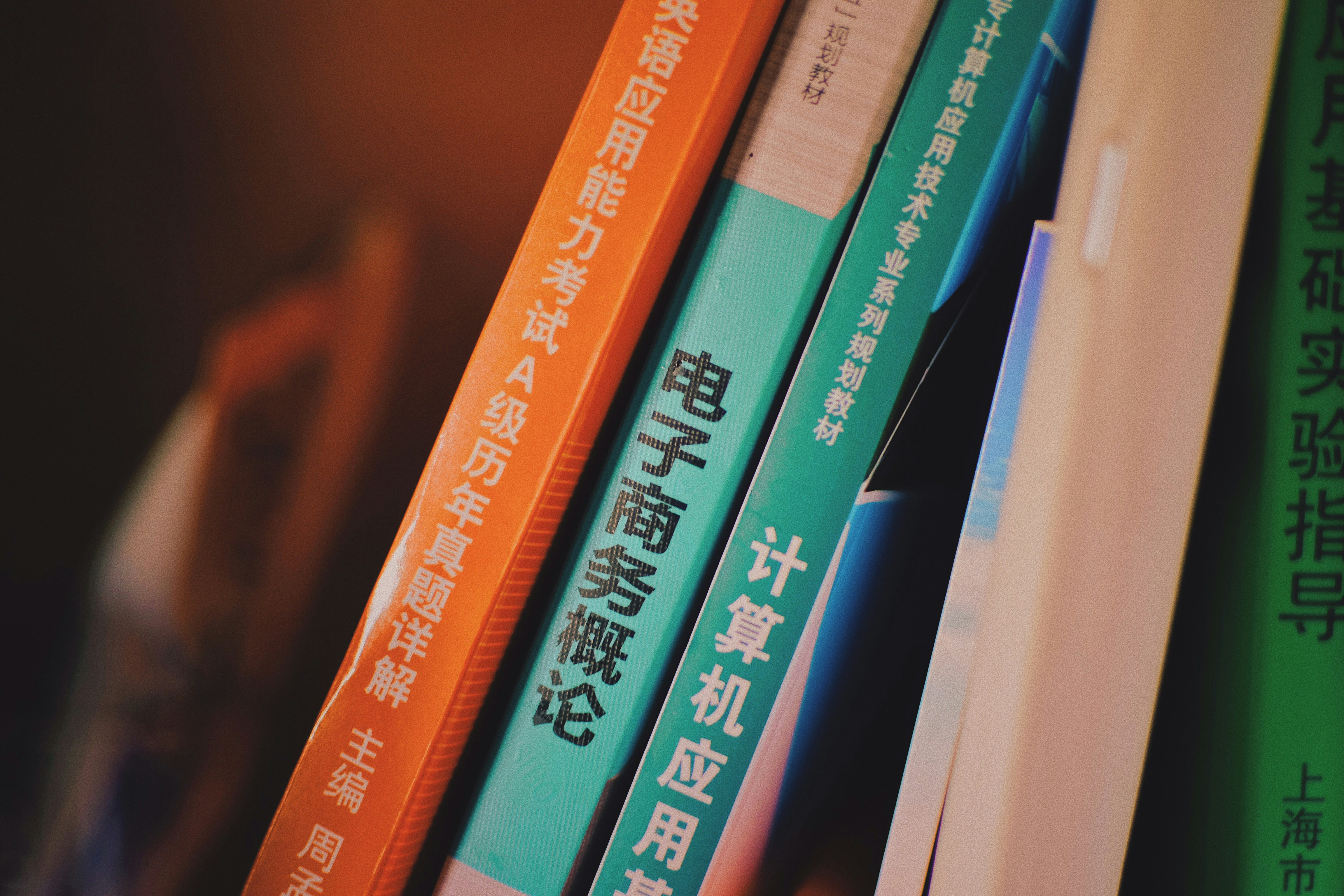 静かなカフェで本を読んでいる40代くらいの女性
