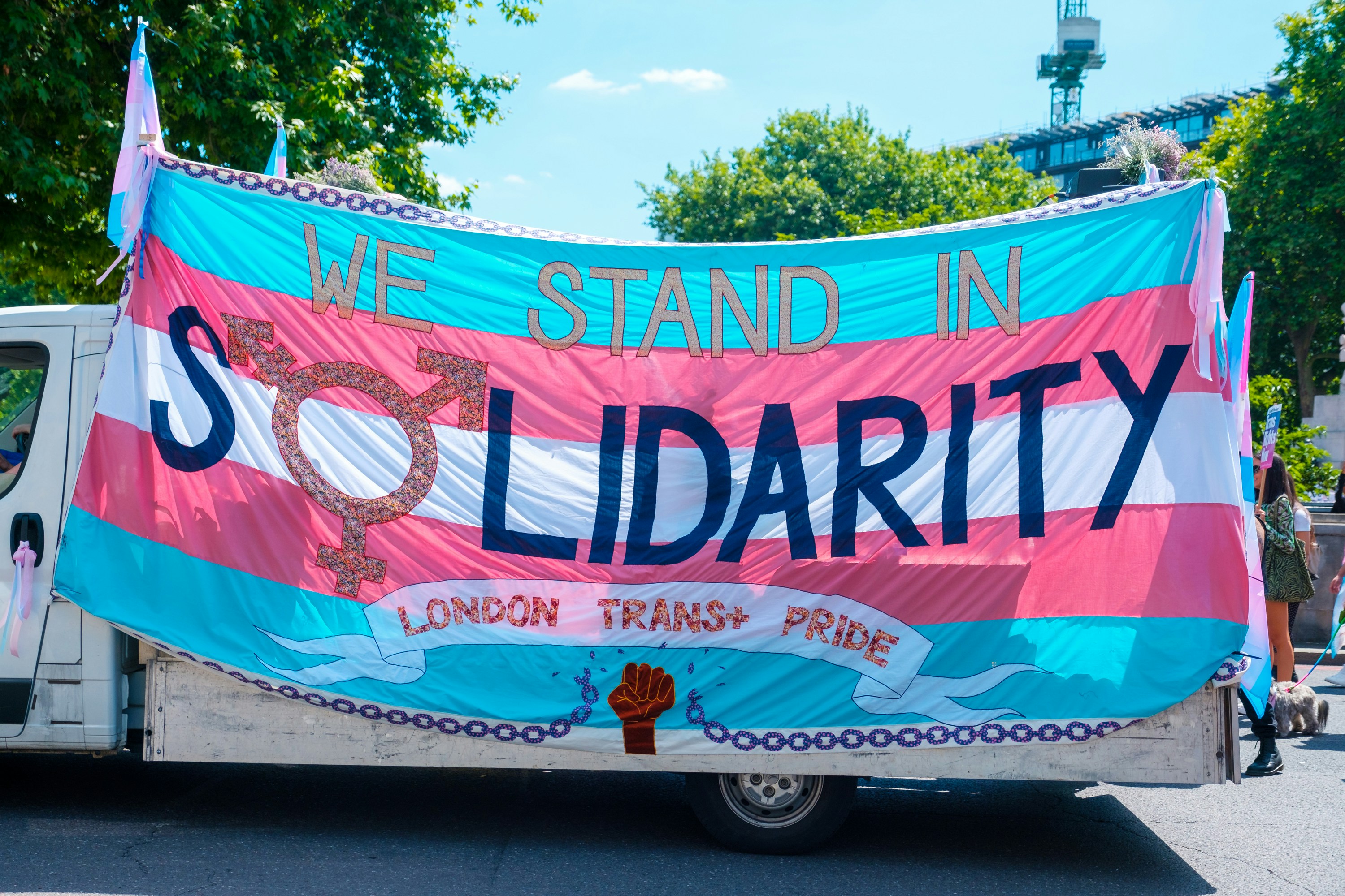 高校の屋上で、二人の男子学生がチョークで引いた線の上で向かい合って立っている様子