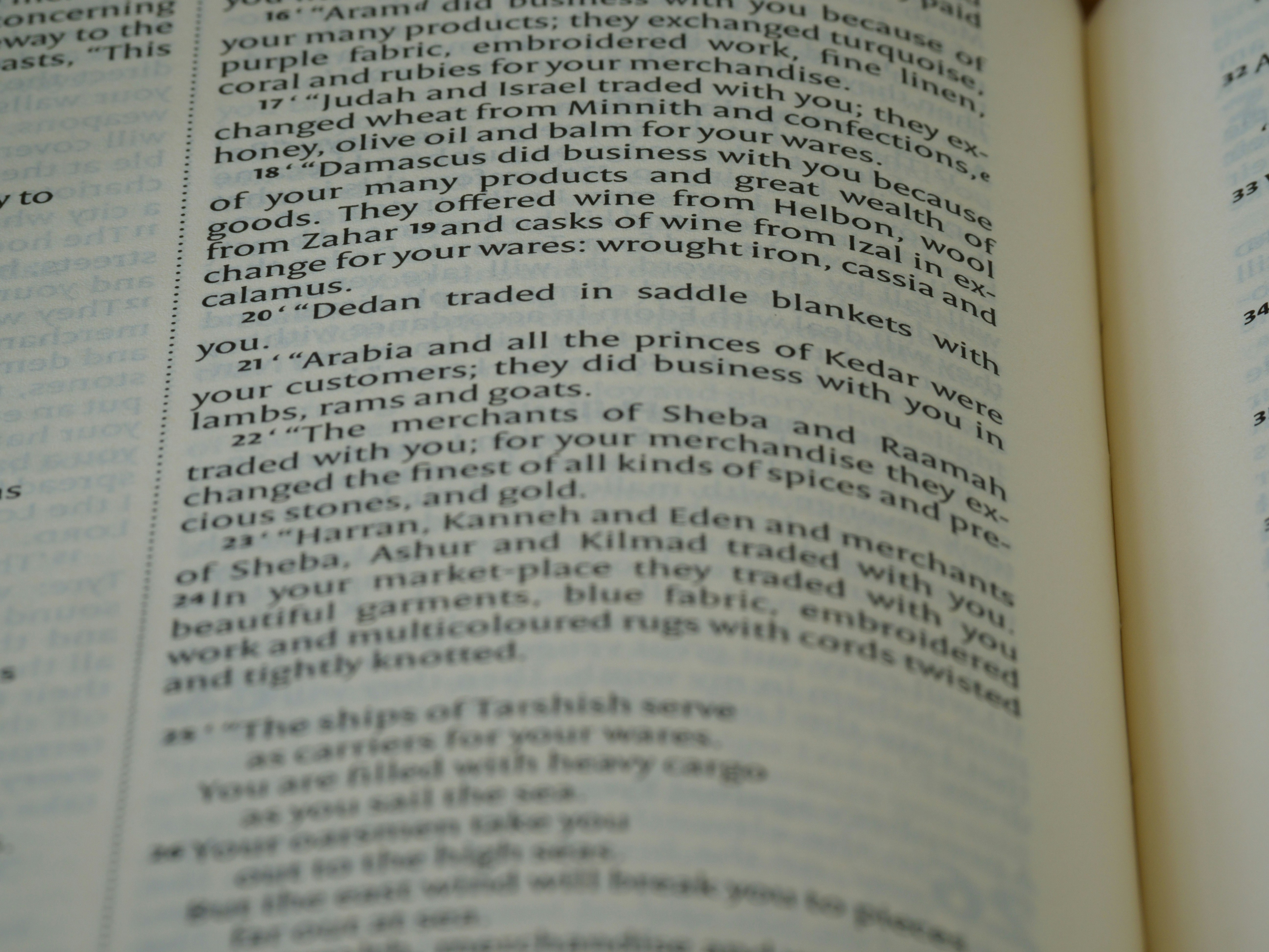 図書館で参考資料を探す看護学生