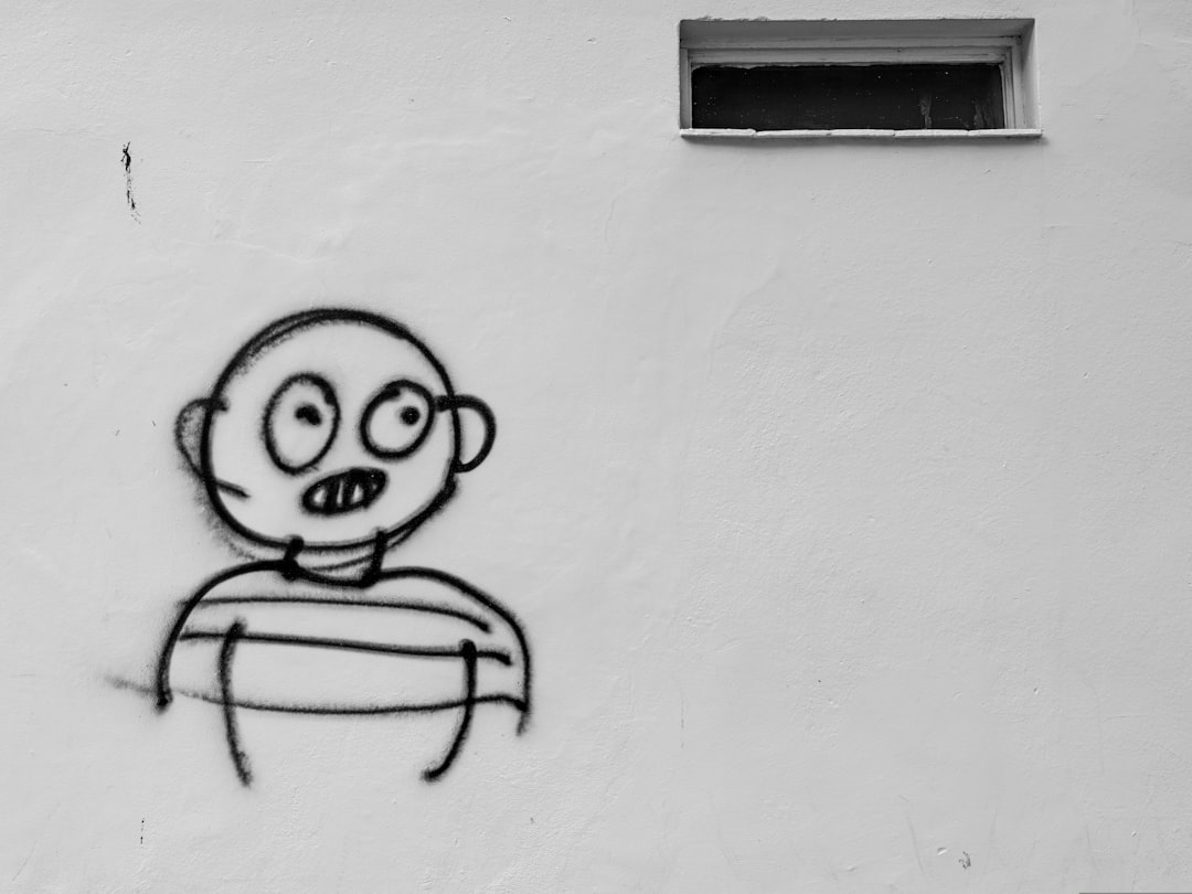 聖地巡礼マップを手に、アニメの舞台となった場所を巡る人々の写真