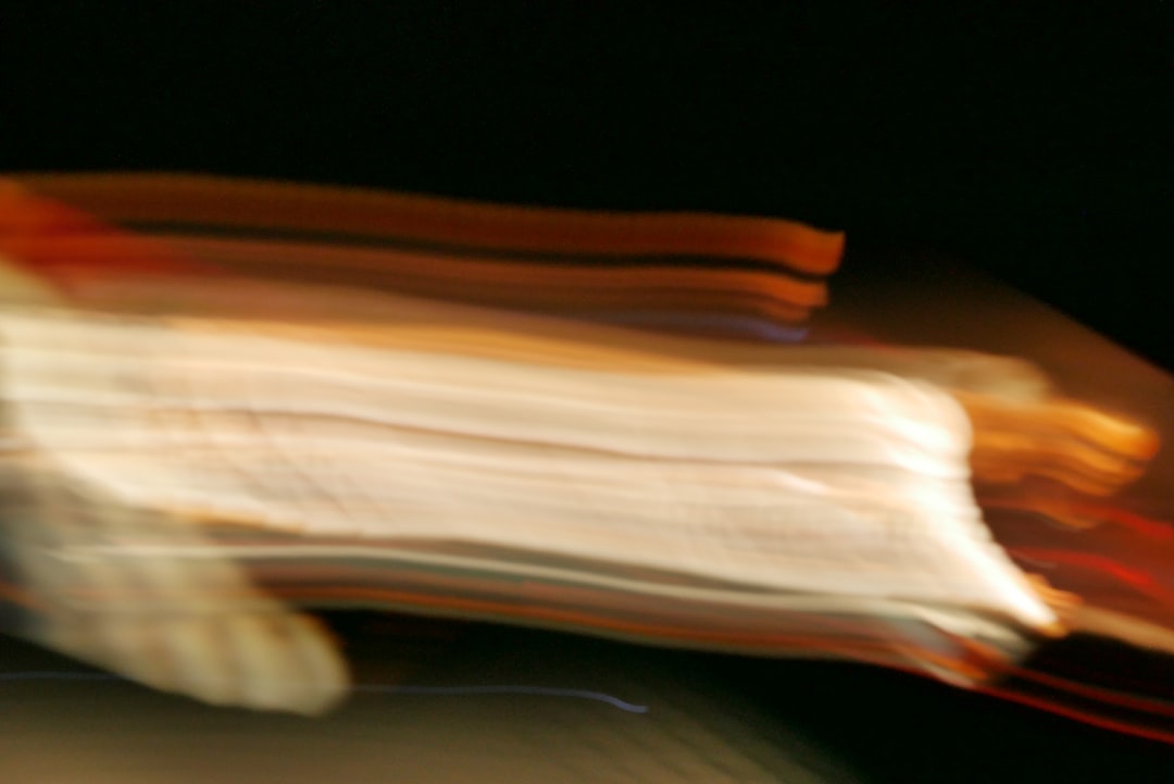 研究室で、学生が論文の草稿を囲んで議論している様子