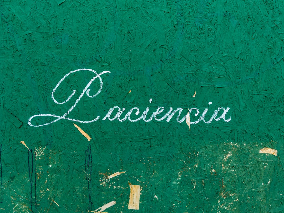 カフェで本を読んでいる人の手元の写真