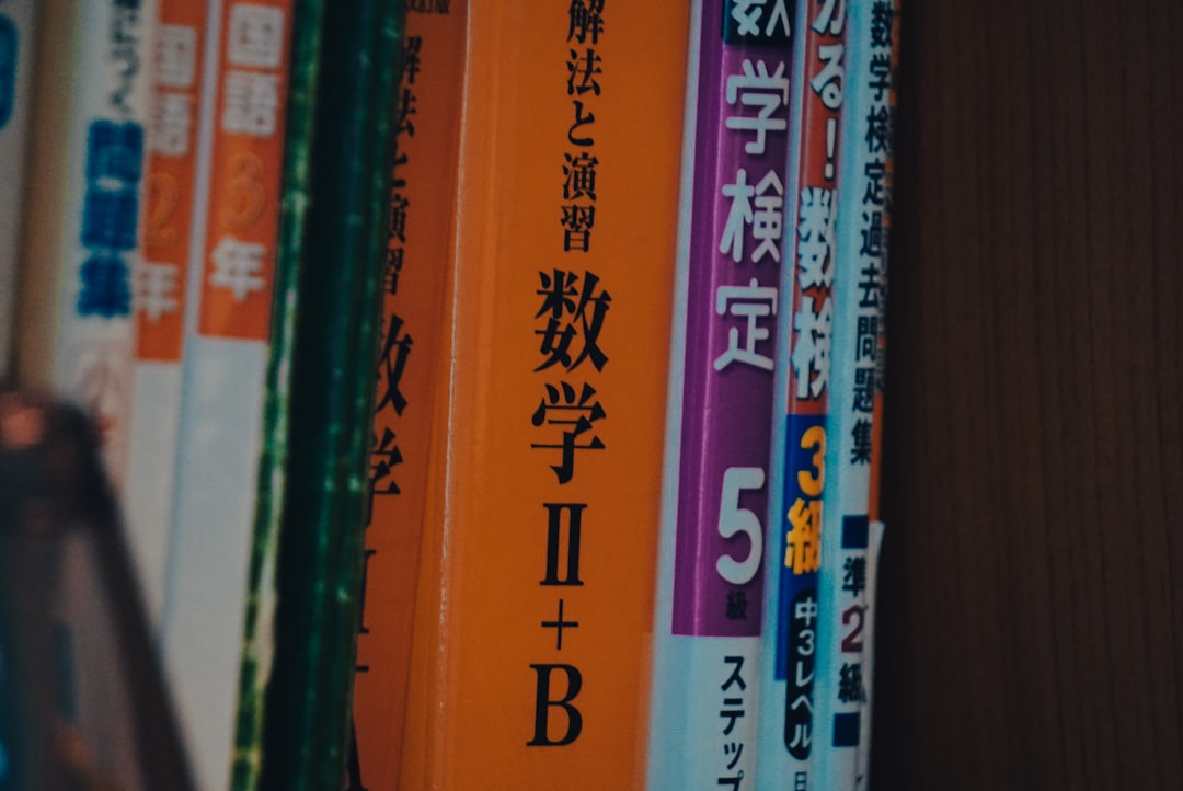 書評サイト運営者の方が、自宅の書斎で原稿に向かっている様子