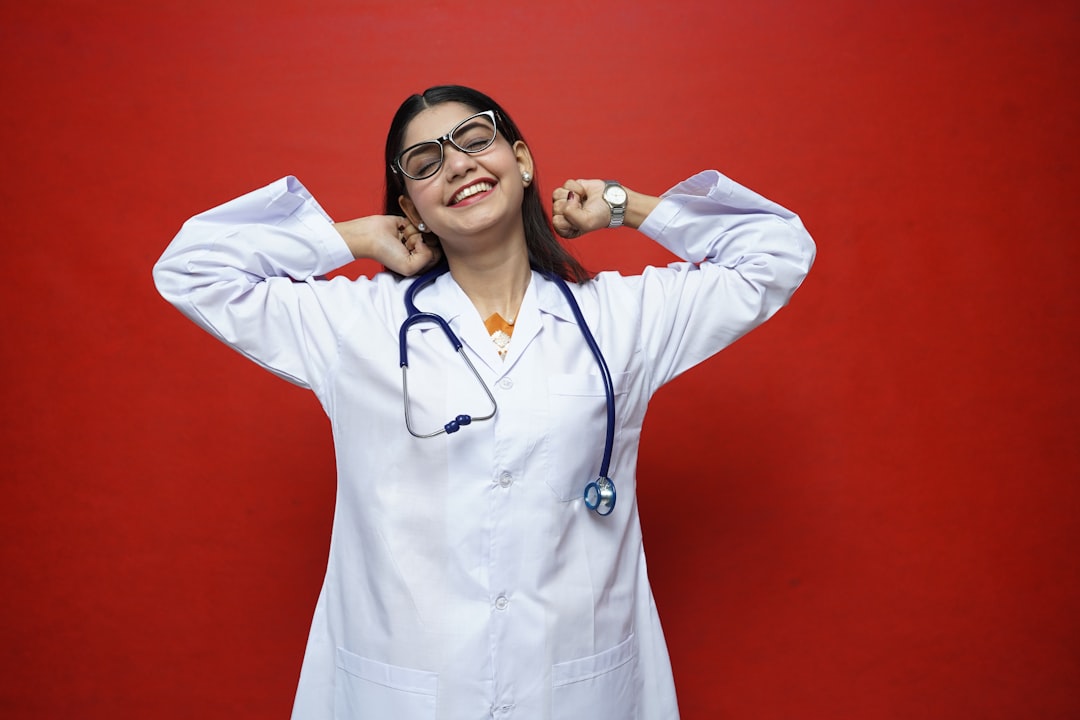 大学の図書館で看護研究に関する論文を読んでいる看護師