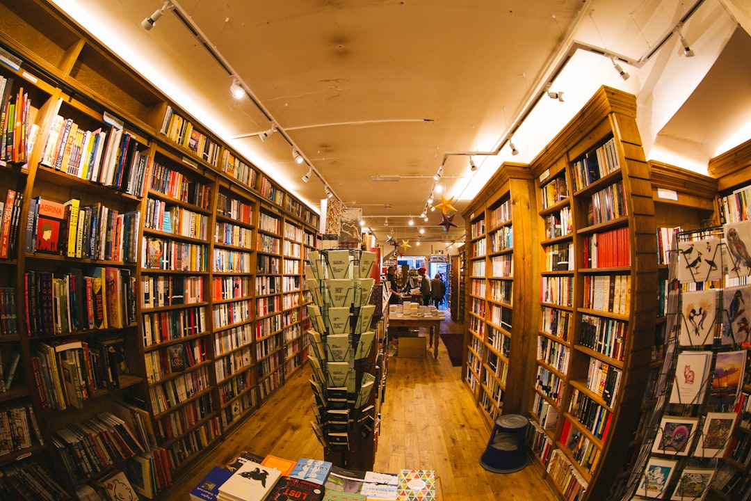 データ分析の入門書が並んだ本棚