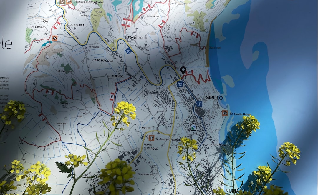 アニメの印象的なシーンと、その場所のストリートビュー画像を並べた比較画像