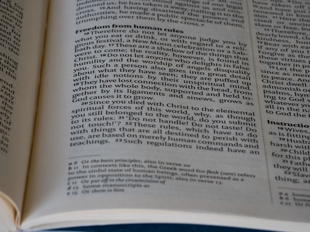 大学の研究倫理委員会のメンバーが真剣な表情で議論している様子