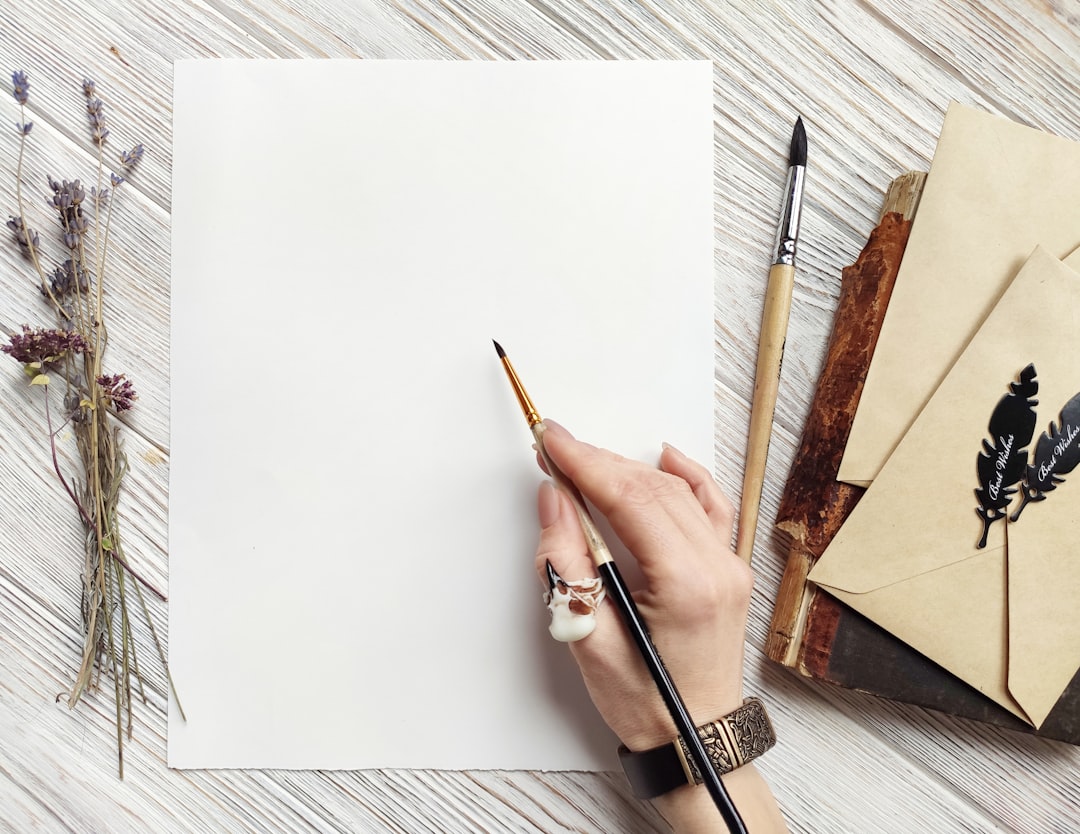 スマートフォンで小説投稿サイトを閲覧している人の手元